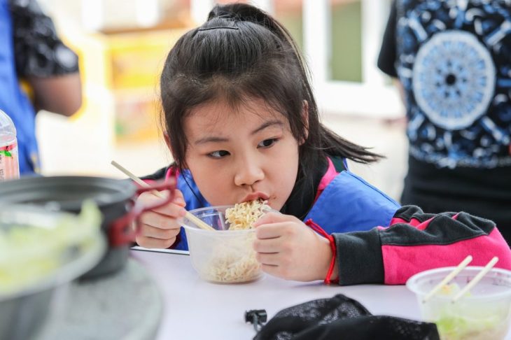 girl eating noodles food meal 7434482